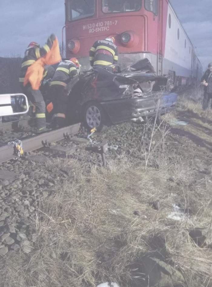 Două persoane şi-au pierdut viaţa, după ce un tren a intrat din plin într-un autoturism, la o trece de nivel cu calea ferată