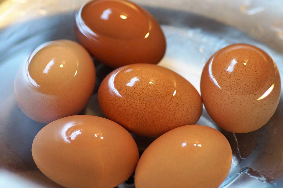 Un ou conține aproximativ 72 de calorii, 6 grame de proteine și 5 grame de grăsimi sănătoase, inclusiv acizi grași omega-3