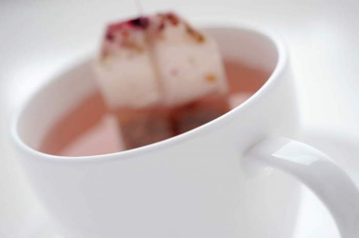 O ceașcă albă de ceai