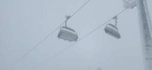 Viscol puternic la munte! Turiștii au rămas cu mașinile acoperite de zăpadă. Instalațiile pe cablu au fost oprite / FOTO