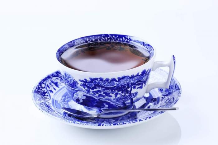 O ceașcă albă de ceai cu albastru