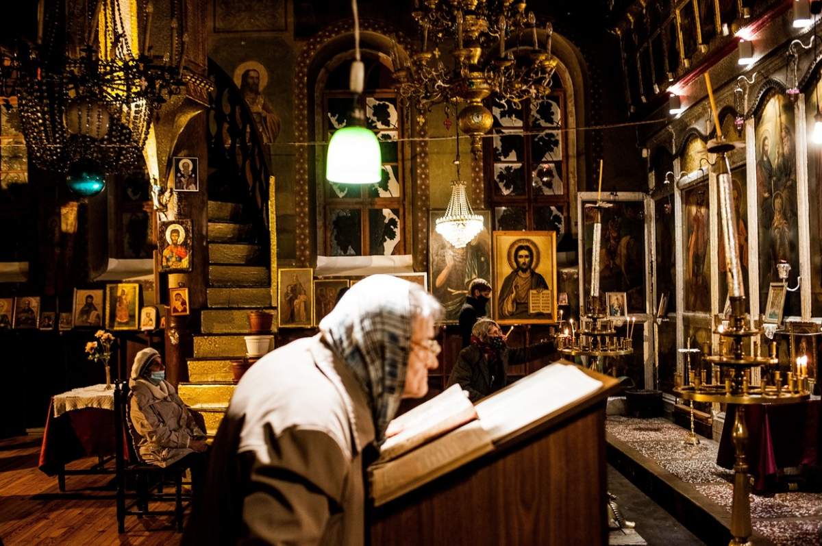 Slujba creștină ortodoxă de Vinerea Mare este ținută la Biserica Sfânta Treime din Yambol, Bulgaria