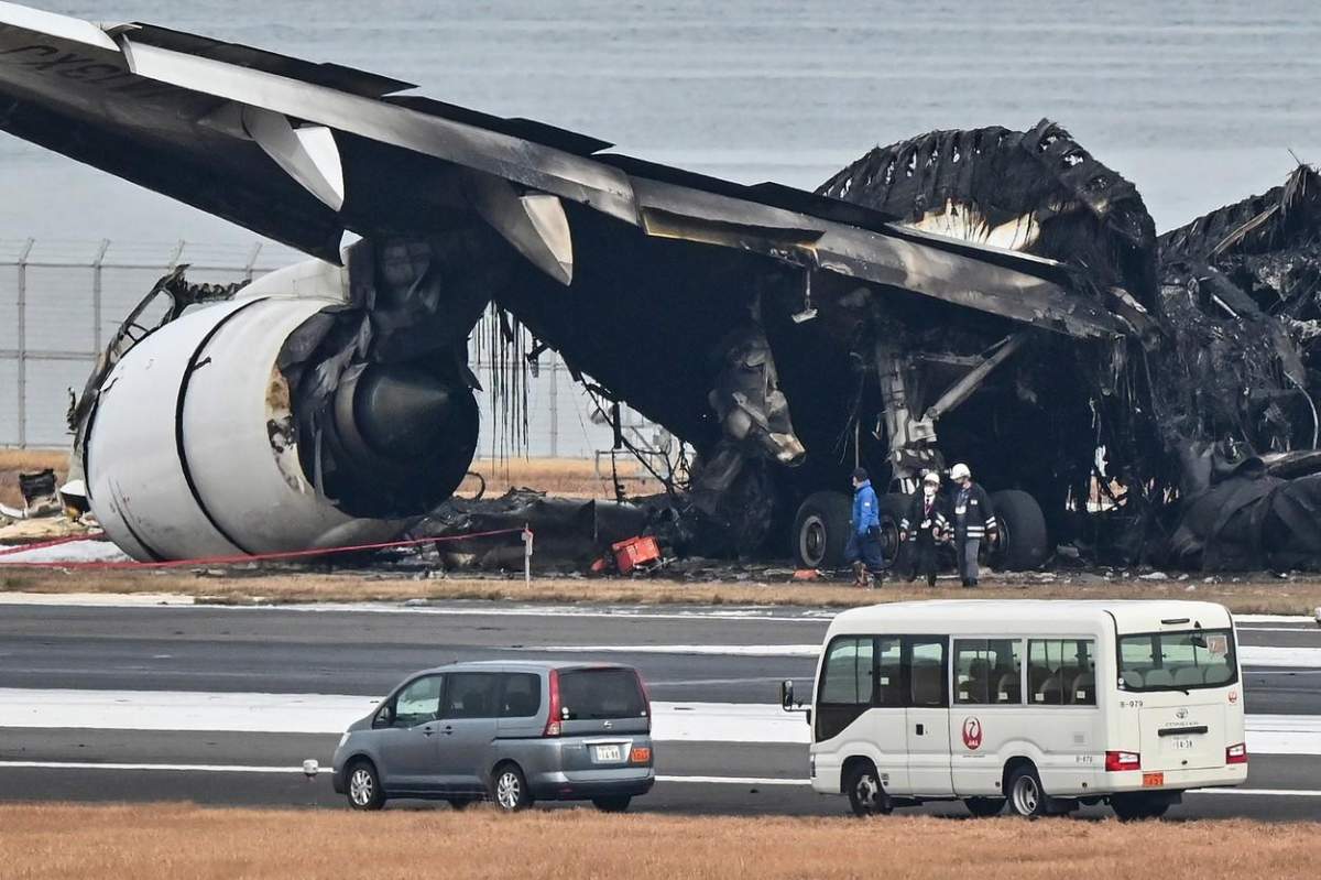 Avion cuprins de flăcări în Tokyo