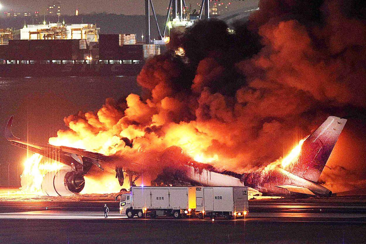 Avion cuprins de flăcări în Tokyo