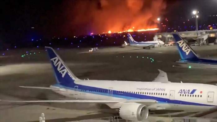 Avion cuprins de flăcări în Tokyo