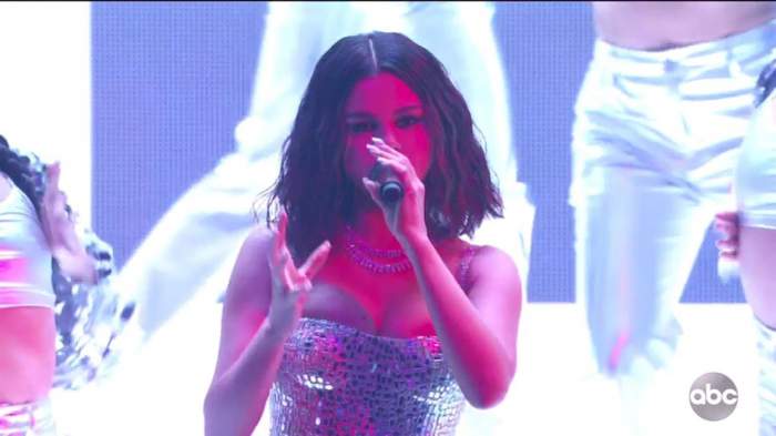 Selena Gomez  într-un corset la American Music Awards în prima ei interpretare live în doi ani