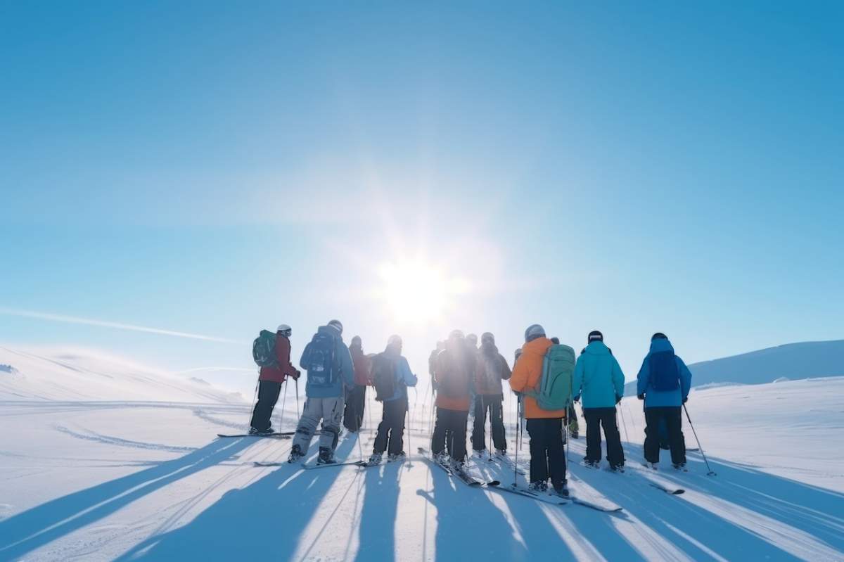 turisti in lumina soarelui munte