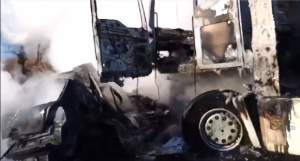 Grav accident în Galați! Un autoturism și un camion au luat foc după coliziune. Pasagerii din autovehicul au fost găsiți carbonizați / FOTO