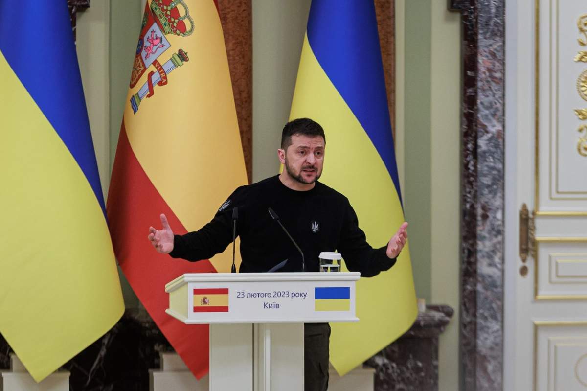 Volodimir Zelenski în timp ce ține un discurs