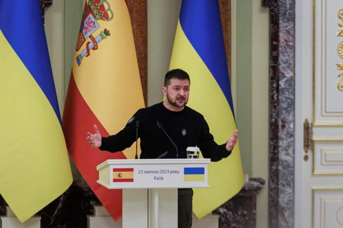 Volodimir Zelenski în timp ce ține un discurs