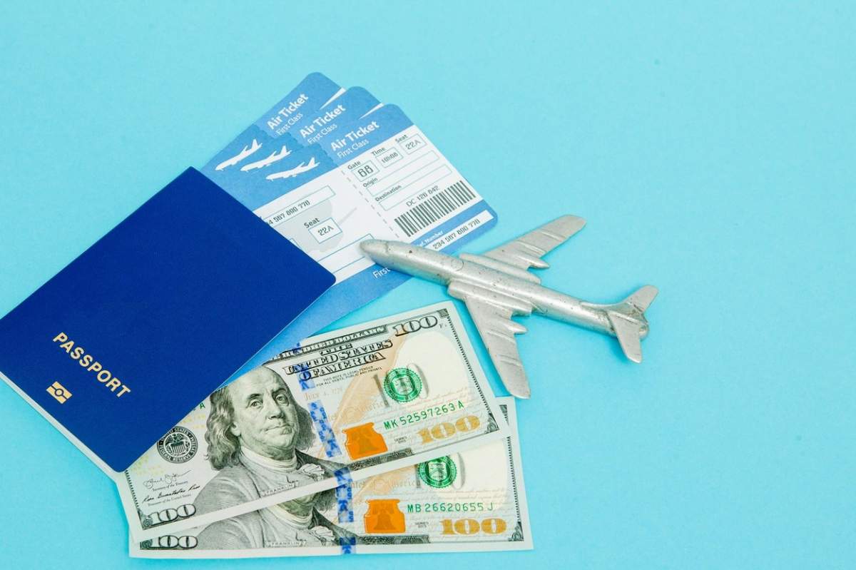 Bilete, un avion și pașaport