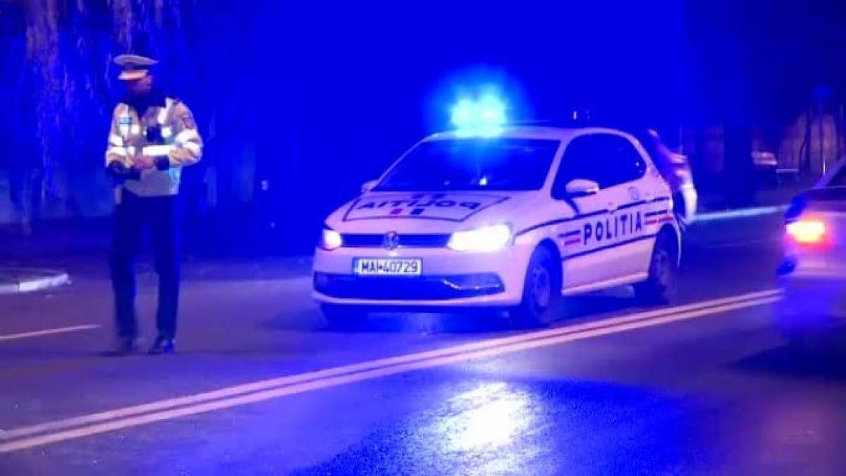 un politist și o mașină de poliție