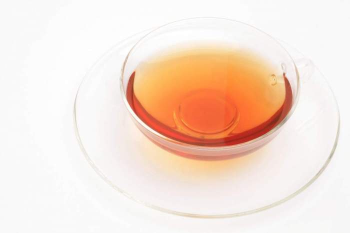 O ceașcă de ceai transparentă pe un fundal alb