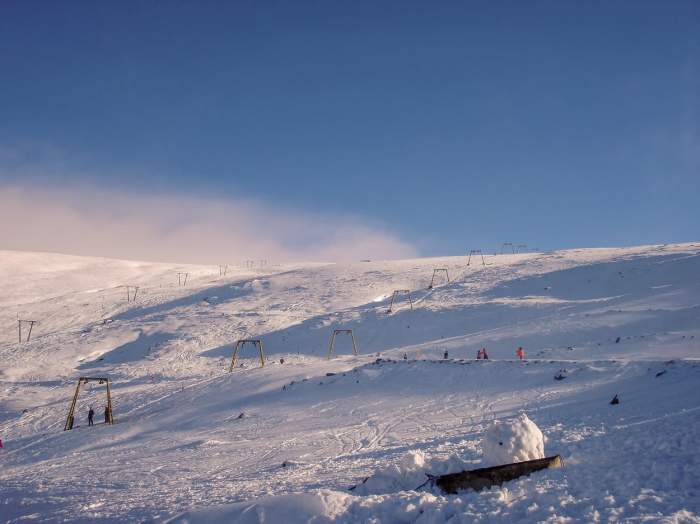 Vești bune pentru iubitorii sporturilor de iarnă. A fost deschisă o nouă pârtie în Poiana Brașov. Reducerile de care pot beneficia turiștii