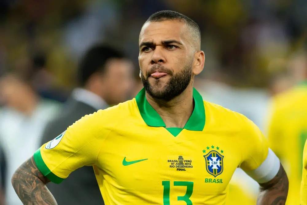 Mama lui Dani Alves, fotbalistul acuzat de agresiune sexuală, a dezvăluit identitatea presupusei victime a fiului său. Imaginile au devenit virale pe internet / FOTO