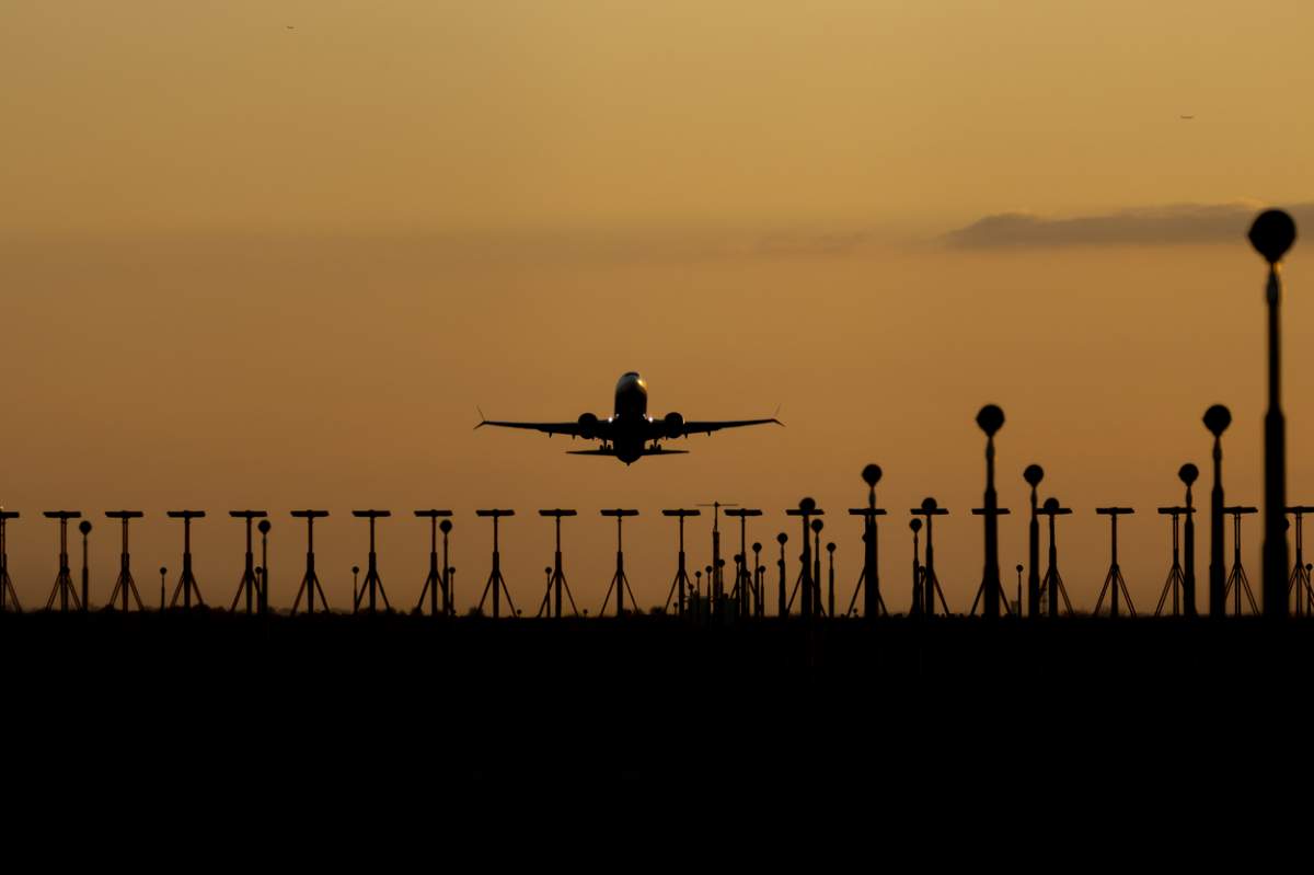 Aeronava Boeing 737 care decolează la apus de pe aeroportul Stansted din Londra, Essex, Anglia, Regatul Unit