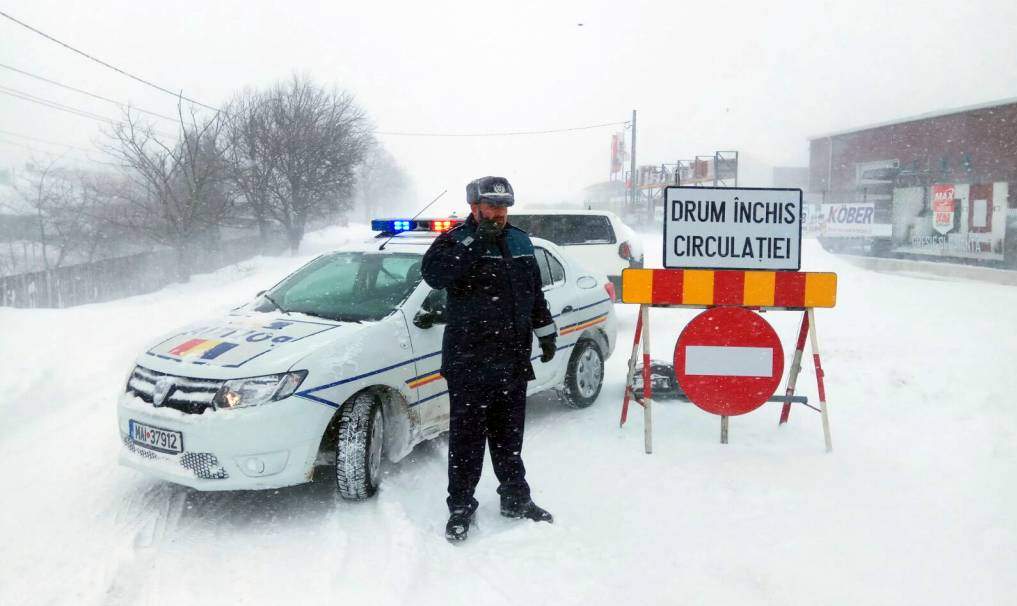 Se circulă în condiții de ninsoare pe mai multe drumuri din țară