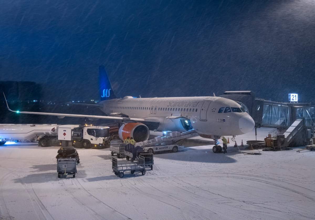 Sistemul SAS Scandinavian Airlines Airbus A320 NEO în zăpadă abundentă la Aeroportul Tromso, Tromso, Norvegia, Scandinavia, Europa