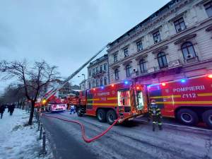 Incendiu de proporții la un hotel din Centrul Vechi al Bucureștiului. 20 de persoane au fost evacuate / FOTO