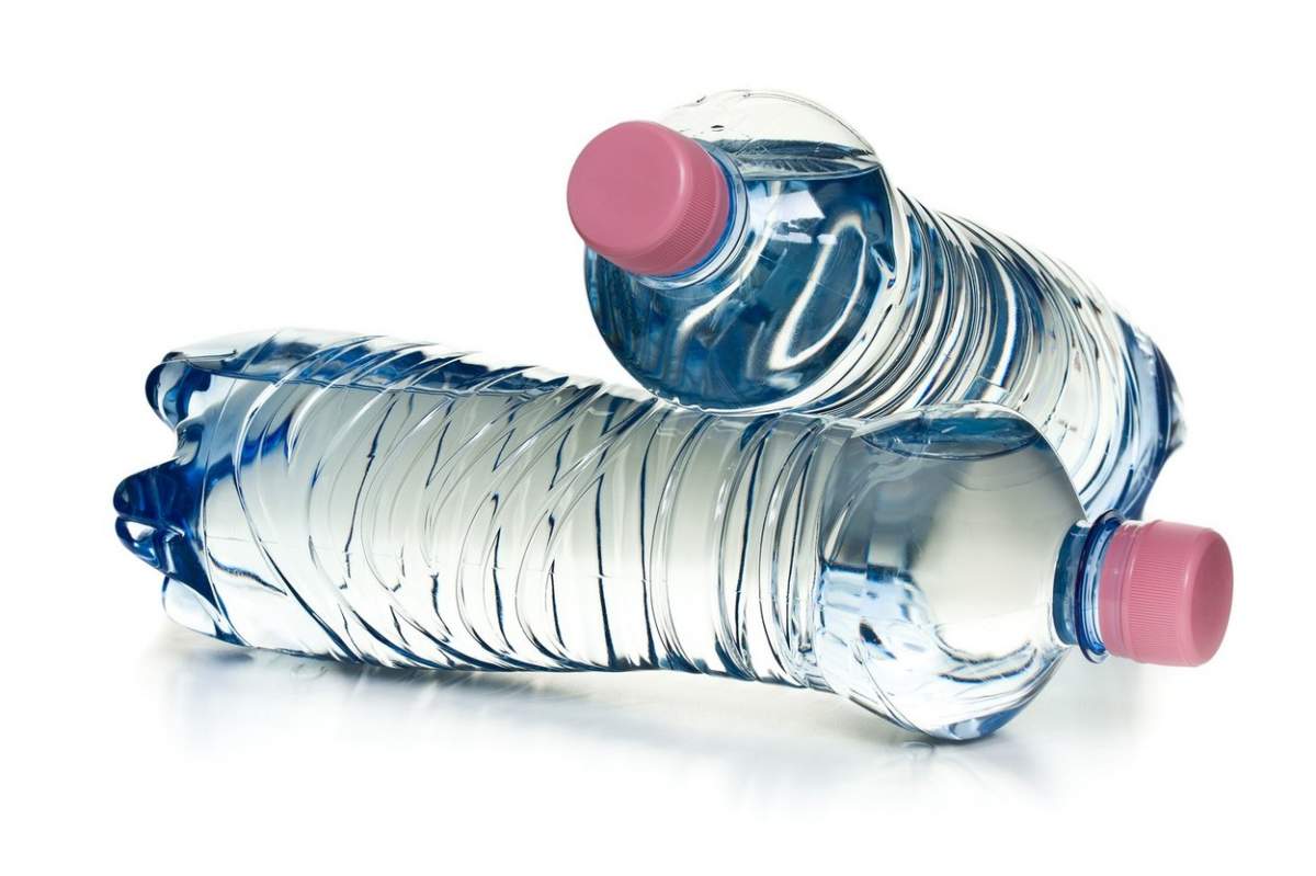 Sticle de apă din plastic