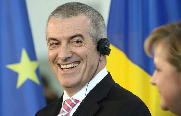 Premierul român Călin Popescu Tăriceanu zâmbește în timp ce susține o conferință de presă cu cancelarul german Angela Merkel 02 noiembrie 2006