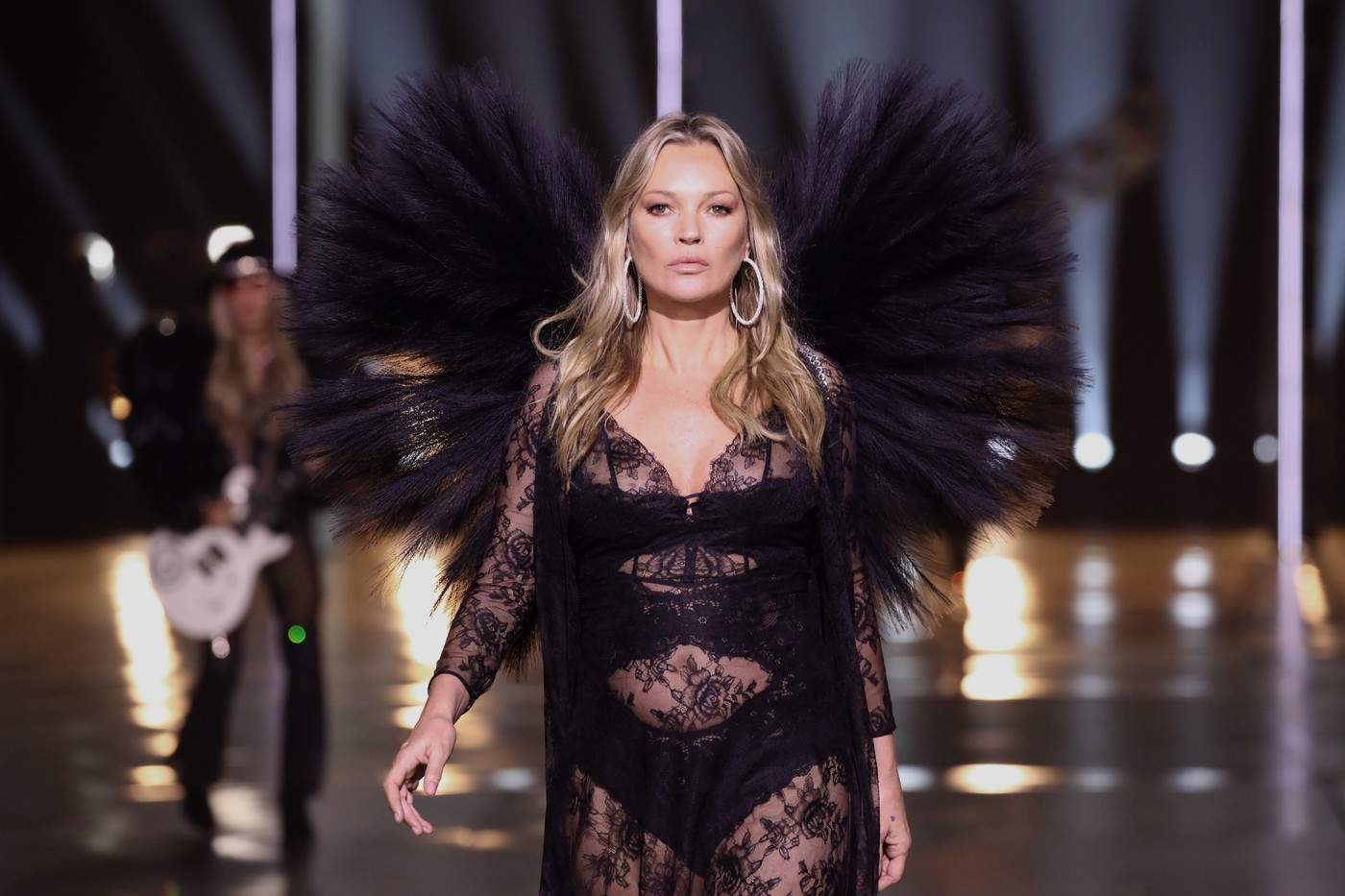 Cum au arătat Adriana Lima și Kate Moss la prezentarea Victoria Secret. Kate Moss a purtat o rochie transparentă din dantelă