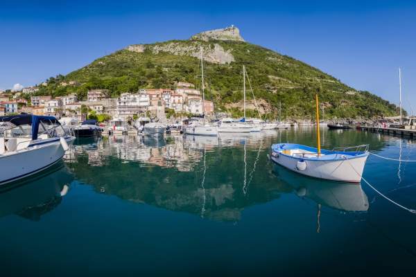 Orășelul ascuns din sudul Italiei care seamănă cu cele de pe Coasta Amalfi, dar care nu e așa scump și aglomerat