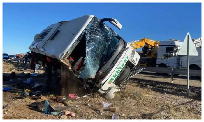 Accident cumplit cu șase morți și 25 de răniți. Autobuzul s-a răsturnat în șant