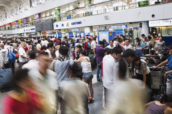 Ce a pățit o româncă în aeroport, în China! A rămas uimită când camerele de supraveghere o urmăreau peste tot