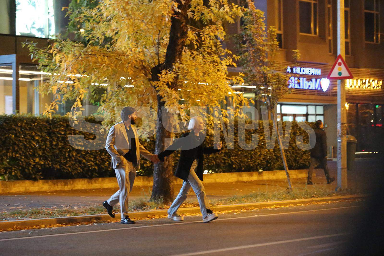 Andia stă bine la capitolul organizare! Cum l-a "aliniat" pe iubit, ca să se asigure că nu ratează maşina / PAPARAZZI