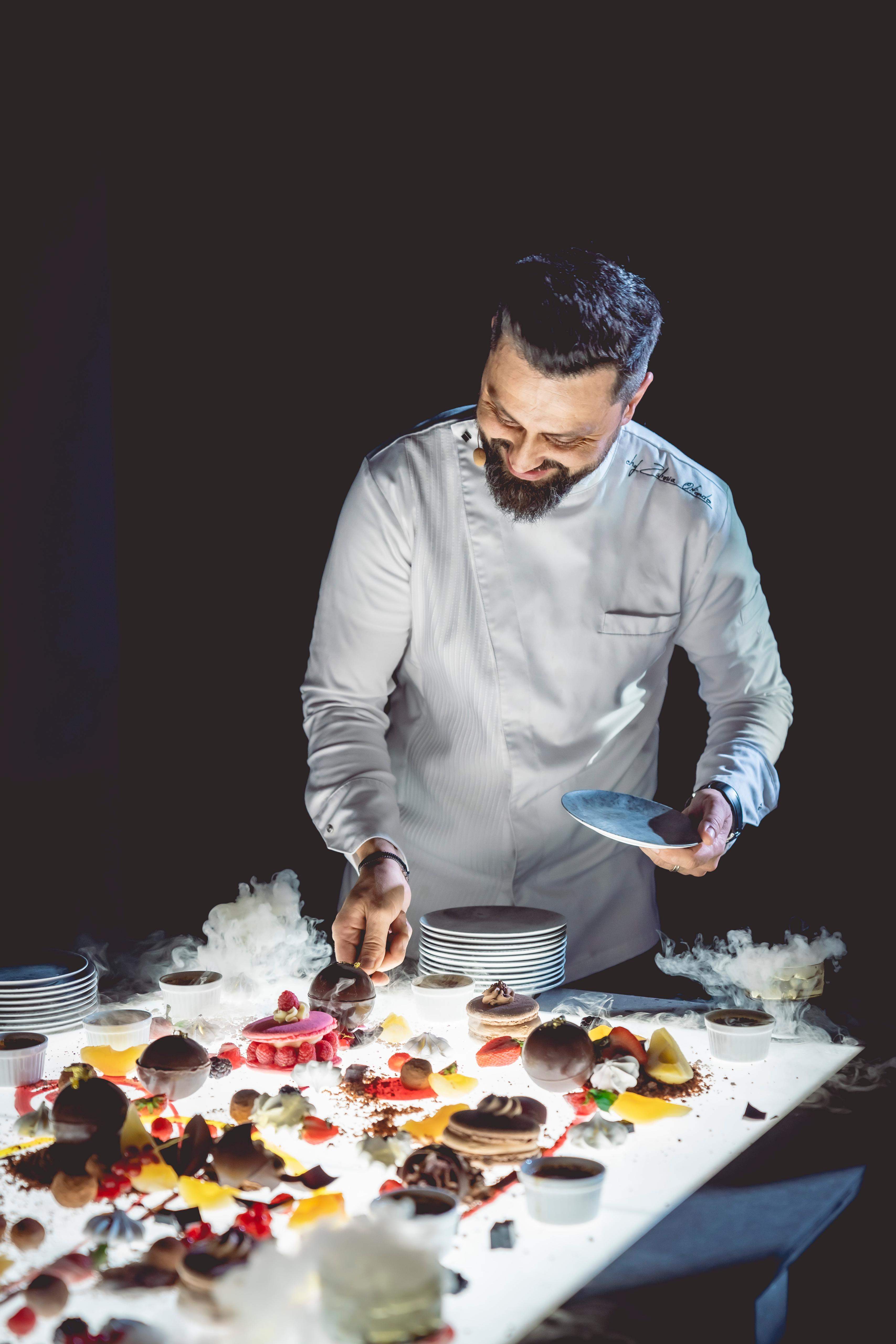 Orlando Zaharia, show culinar la un eveniment special! Juratul de la Chefi la cuțite a gătit cu un whisky de 50.000 euro | FOTO