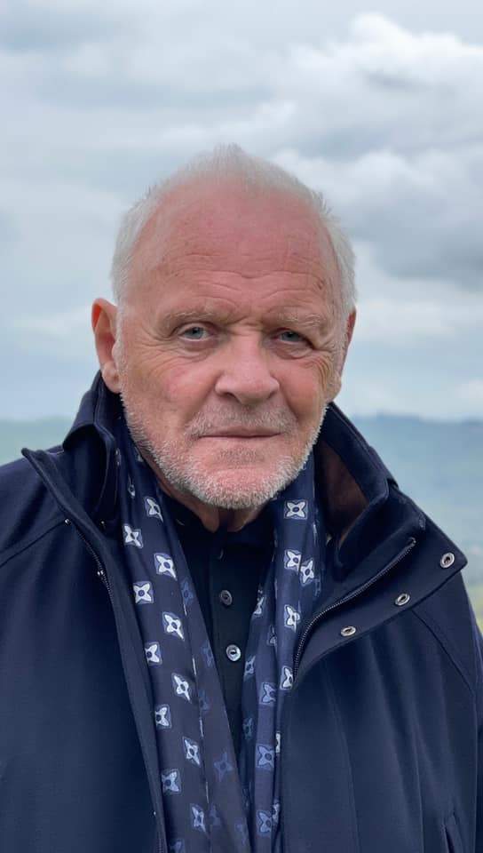 Imagini savuroase cu Anthony Hopkins în timp ce dansează la 86 de ani. Videoclipul s-a viralizat rapid în întreaga lume