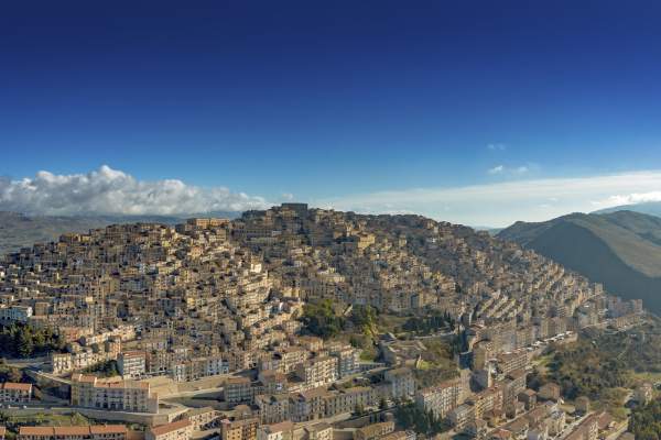 Locul din Italia care îți ia răsuflarea cu priveliști spectaculoase și mâncare delicioasă! Este un sătuc de care puțini știu, chiar lângă orașe frecventate de români