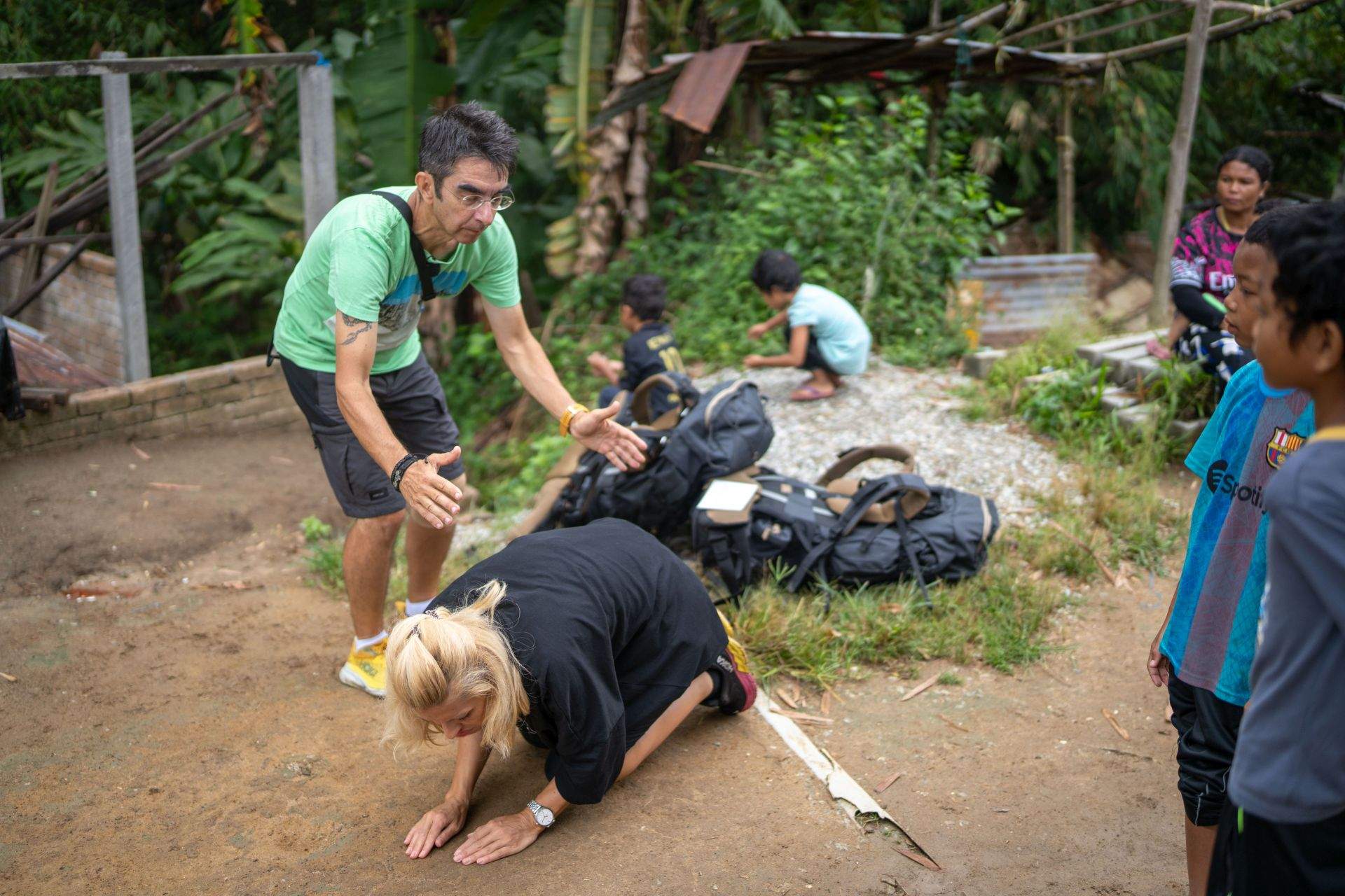 Începe etapa a șasea pe Drumul Zeilor, la Asia Express. Trei echipe se întrec pentru Joker într-un joc sălbatic de amuletă în inima junglei