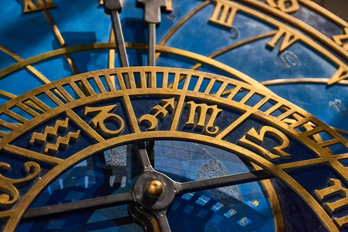 Detaliu vechi de ceas astronomic în Praga, model de ceas din turn aproape