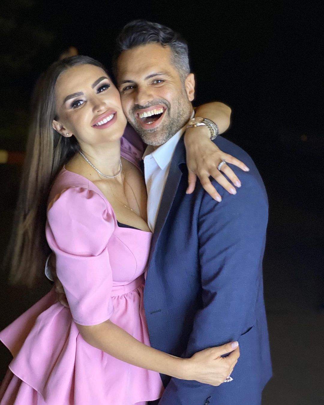 Roxana Blagu si sotul ei, îmbrățișați