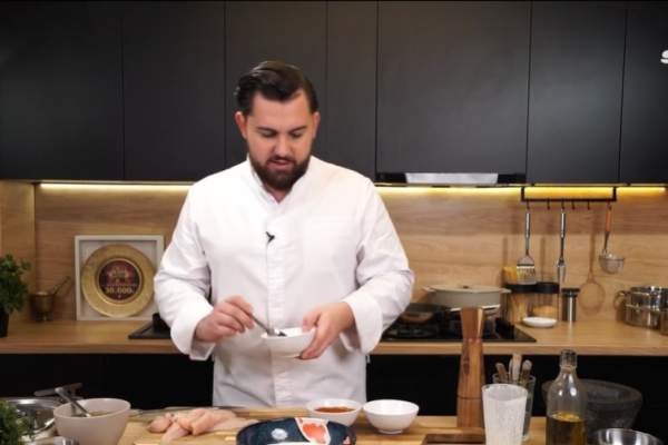 Pui crispy, gătit după rețeta lui Janni Alexandridis de la „Meniu de vedetă”. Ce să adaugi pentru o crustă crocantă