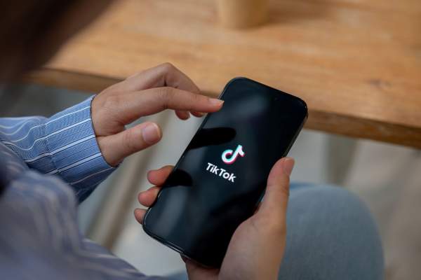 Anunț important pentru tinerii care folosesc TikTok. Aplicația impune restricții pentru persoanele sub 18 ani. Anumite conturi vor fi blocate