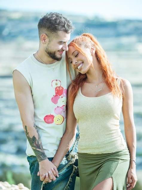 Înainte de aventura vieții lor, la Power Couple, Theo Zeciu și Cesima oferă detalii despre povestea lor: ”tineri dornici de aventură, care căutăm să ne cunoaștem cât se poate de bine”