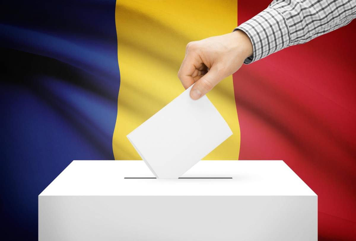 Concept de vot - Urna cu steagul național pe fundal - România