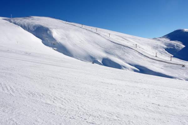 Ninge ca-n povești la munte! Drumul care duce spre Cota 1400 din Sinaia a fost închis. Până când vor continua ninsorile