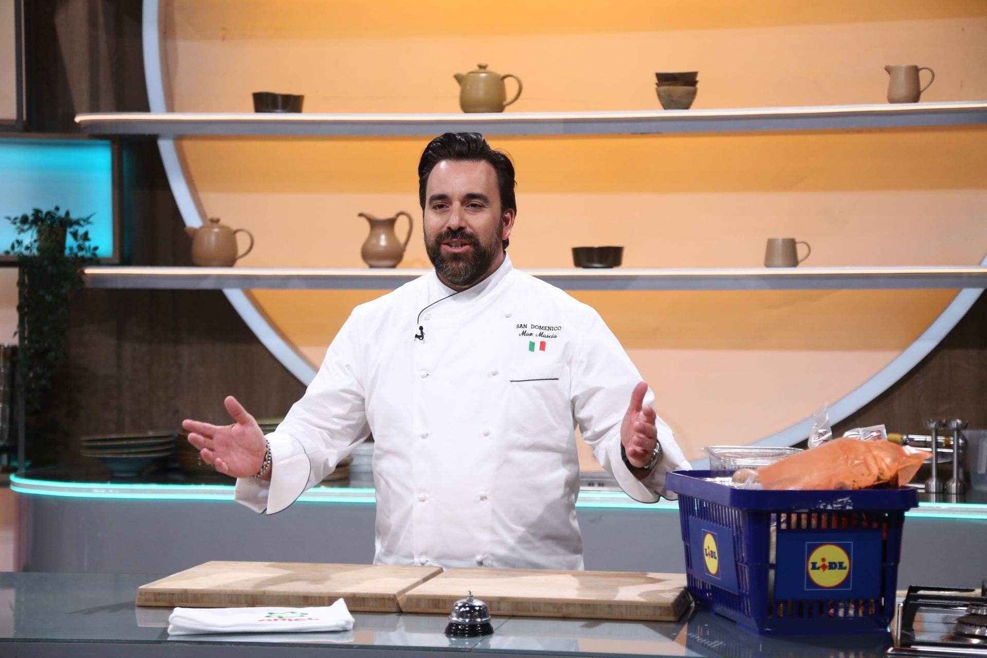 Chef Abou Zaki, moment special la Chefi la cuțite alături de invitatul său, Chef Max Mascia: ”Este pentru prima dată când un Chef cu 2 stele Michelin vine în platoul show-ului culinar”