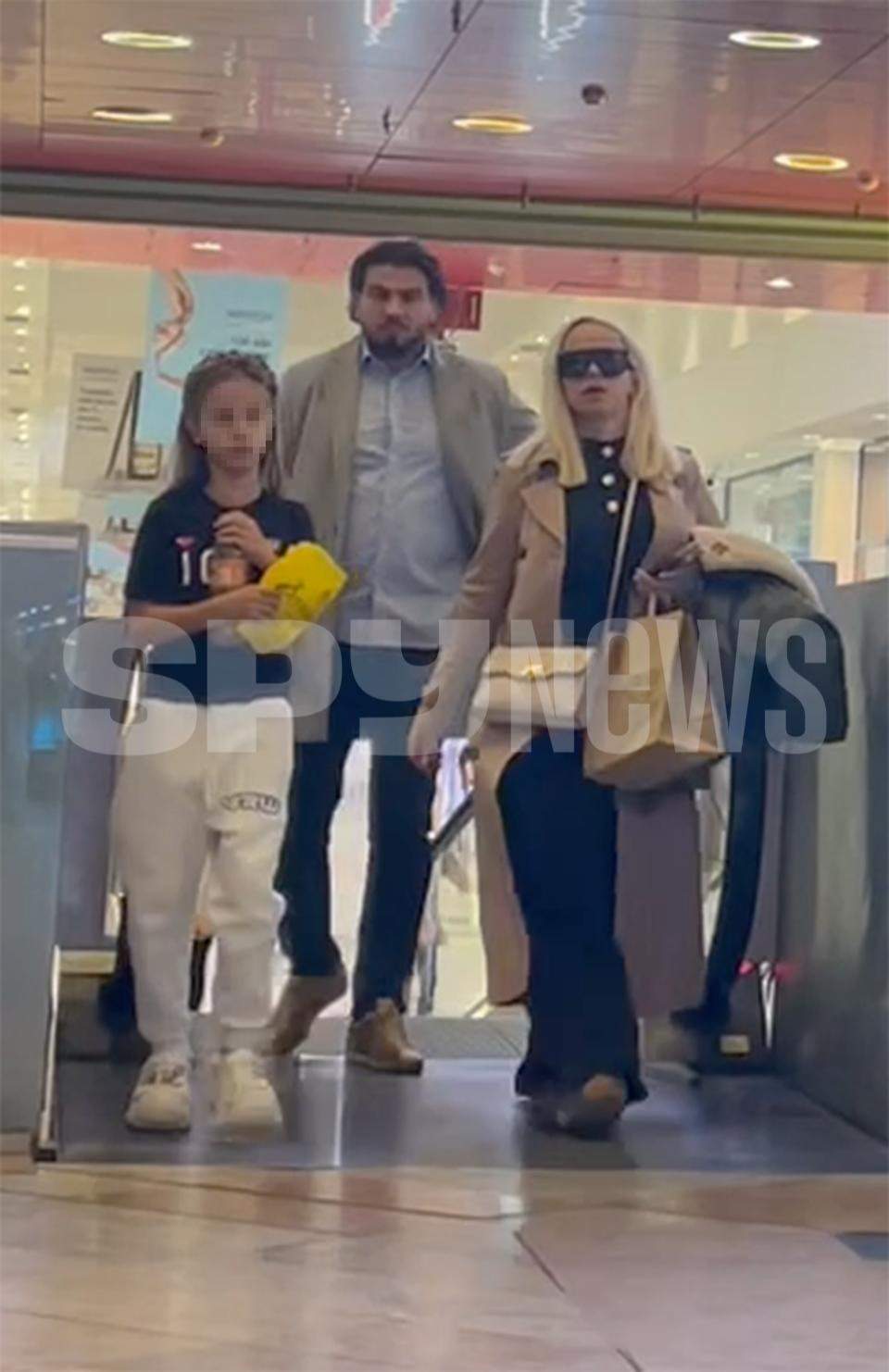 Anda Adam şi soţul îi fac toate poftele fetiţei! Ce a dorit să guste fiica artistei la mall / PAPARAZZI