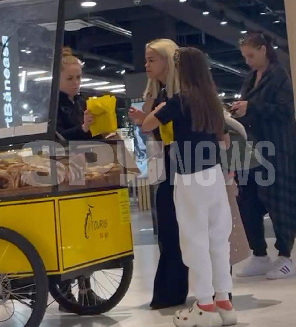 Anda Adam şi soţul îi fac toate poftele fetiţei! Ce a dorit să guste fiica artistei la mall / PAPARAZZI