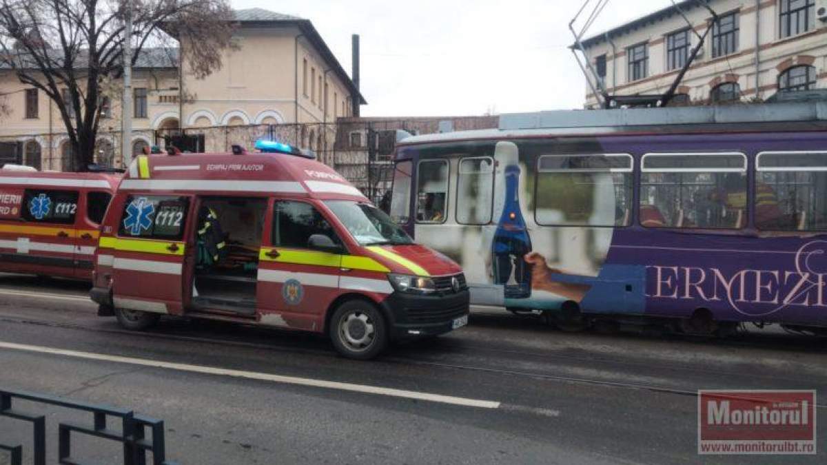 ambulanta si tramvai pe strada