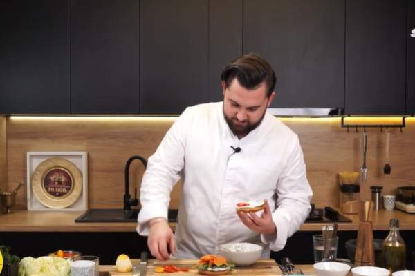 Secretul lui Chef Janni Alexandridis pentru un burger cu somon afumat delicios! Ingredientul care îl face un preparat de excepție