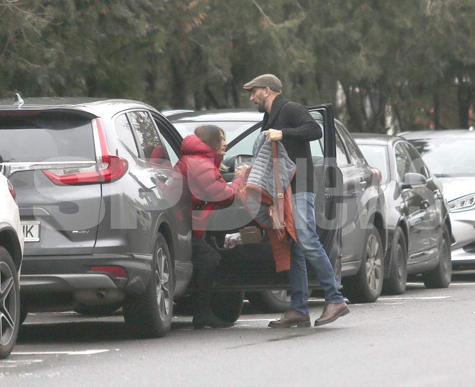 Imagini rare cu Anca Turcaşiu şi iubitul! Cât de elegant o tratează bărbatul pe frumoasa vedetă! / PAPARAZZI