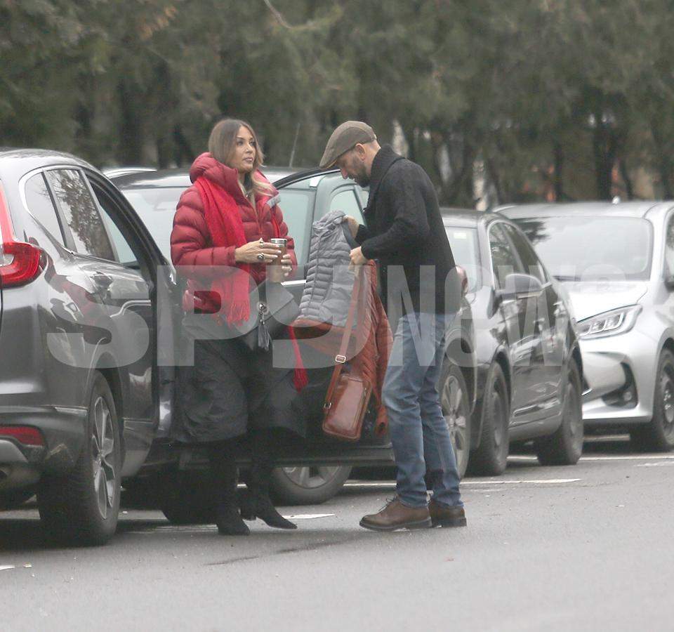 Imagini rare cu Anca Turcaşiu şi iubitul! Cât de elegant o tratează bărbatul pe frumoasa vedetă! / PAPARAZZI