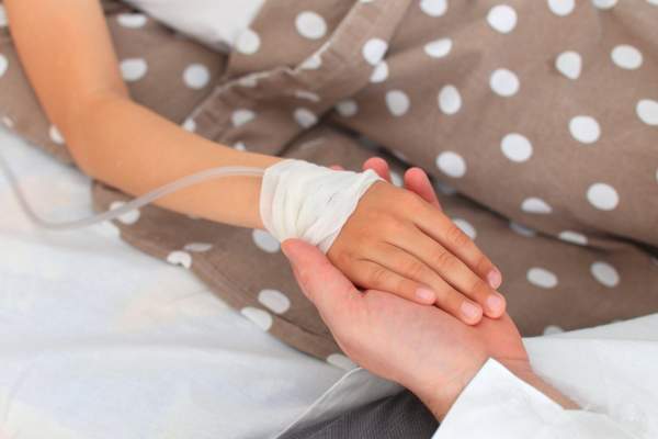 Doi părinți au mințit că fiul lor în vârstă de 6 ani are cancer, pentru a strânge bani din donații. L-au tuns zero, l-au pus în scaun cu rotile și l-au bandajat