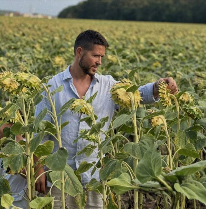 Jorge în lanul de floarea soarelui